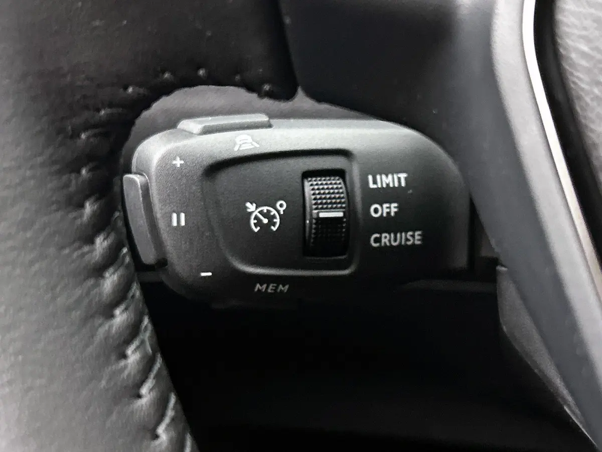 SUV EV Allure Avantage 54 kWh 156pk | Accu 98% | Lage kilometerstand! | 406km WLTP Actieradius | Navigatie | 360° Camera | Climate Control | Adaptieve Cruise Control | Parkeersensoren v+a |