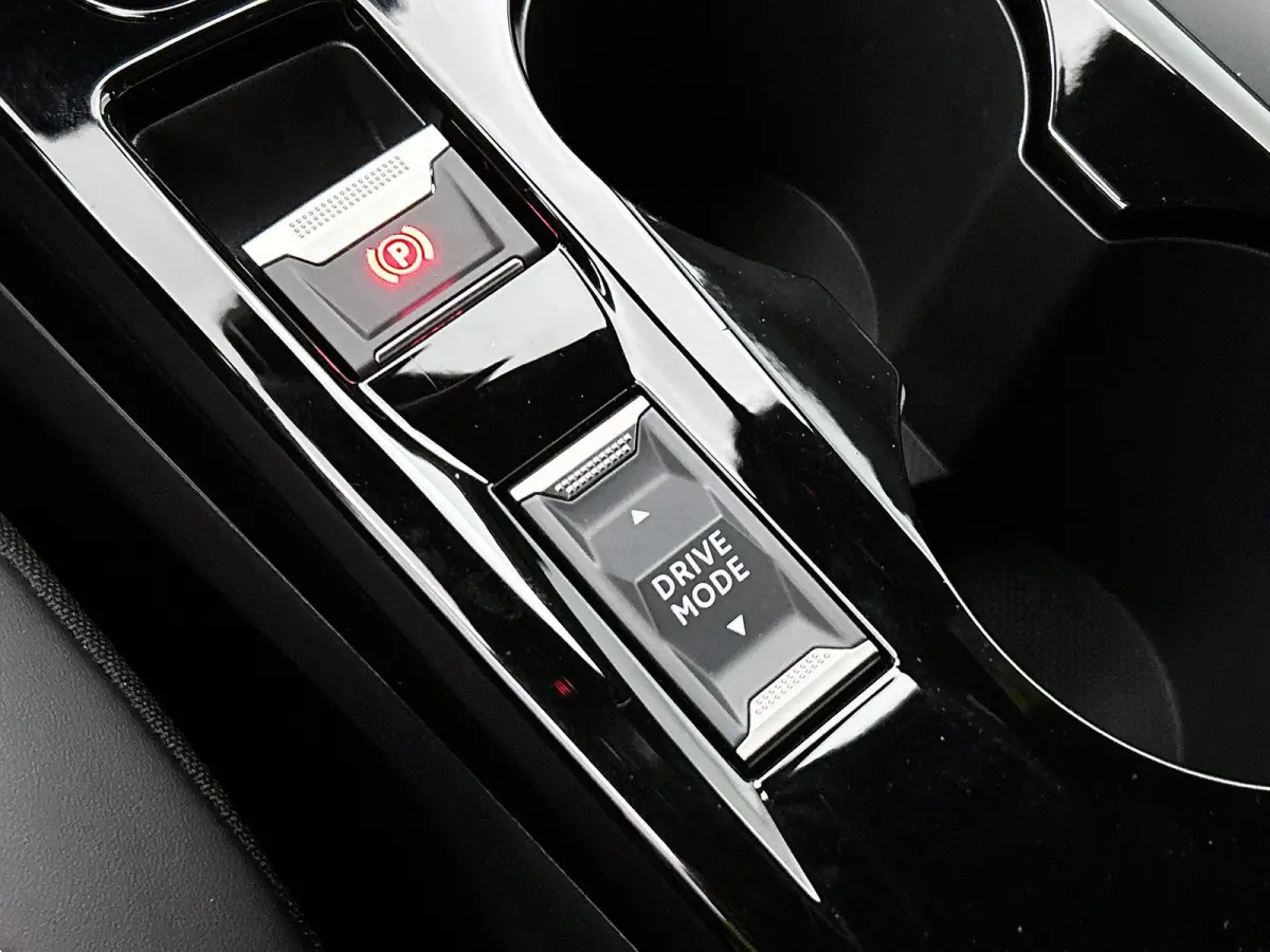 SUV EV Allure Avantage 54 kWh 156pk | Accu 98% | Lage kilometerstand! | 406km WLTP Actieradius | Navigatie | 360° Camera | Climate Control | Adaptieve Cruise Control | Parkeersensoren v+a |