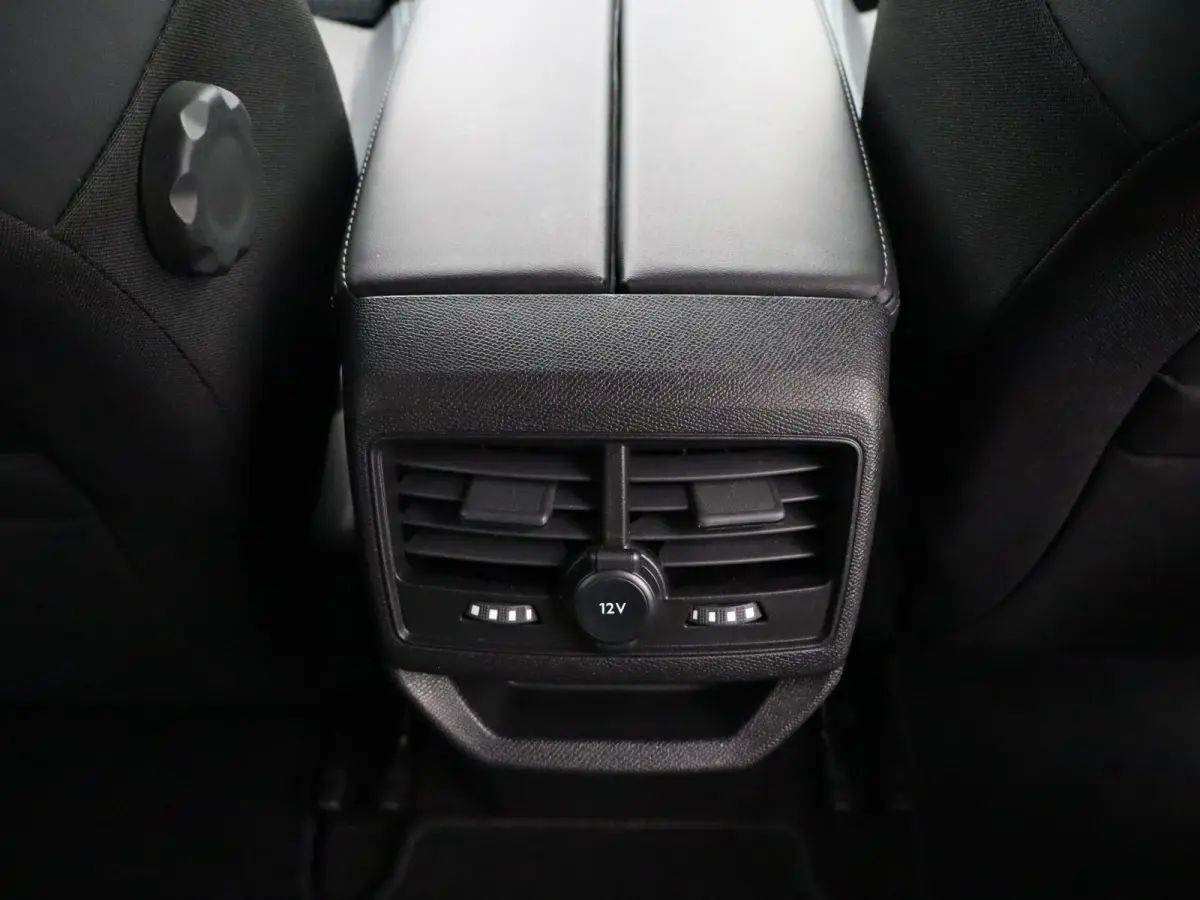1.6 HYbrid 225 Allure Pack Business Camera | Climate Control | Cruise Control | Navigatie | Parkeersensoren Voor en Achter | Dodehoekbewaking | Half Leder | 18" Lichtmetalen Velgen