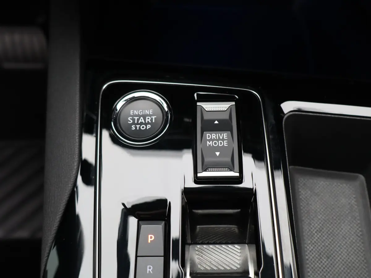 1.6 HYbrid 225 Allure Pack Business Camera | Climate Control | Cruise Control | Navigatie | Parkeersensoren Voor en Achter | Dodehoekbewaking | Half Leder | 18" Lichtmetalen Velgen