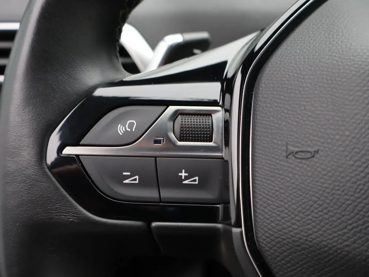 1.6 HYbrid 225 Allure Pack Business Camera | Climate Control | Cruise Control | Navigatie | Parkeersensoren Voor en Achter | Dodehoekbewaking | Half Leder | 18" Lichtmetalen Velgen