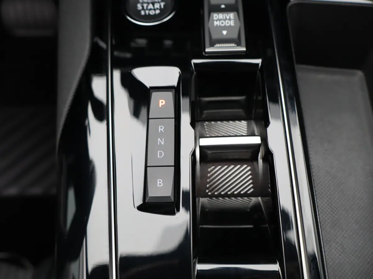 1.6 HYbrid 225 Allure Pack Business Camera | Climate Control | Cruise Control | Navigatie | Parkeersensoren Voor en Achter | Dodehoekbewaking | Half Leder | 18" Lichtmetalen Velgen