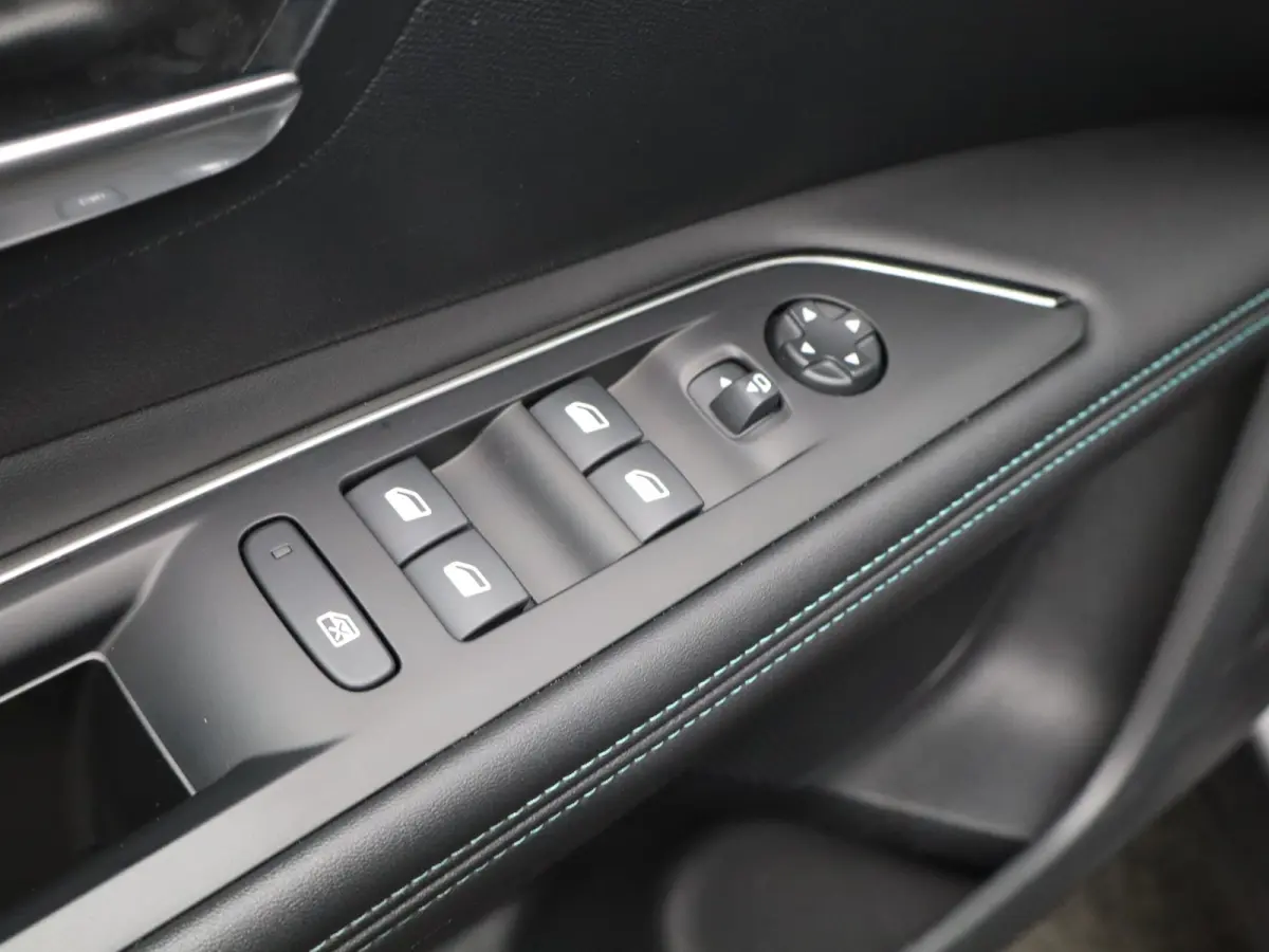 1.6 HYbrid 225 Allure Pack Business Camera | Climate Control | Cruise Control | Navigatie | Parkeersensoren Voor en Achter | Dodehoekbewaking | Half Leder | 18" Lichtmetalen Velgen