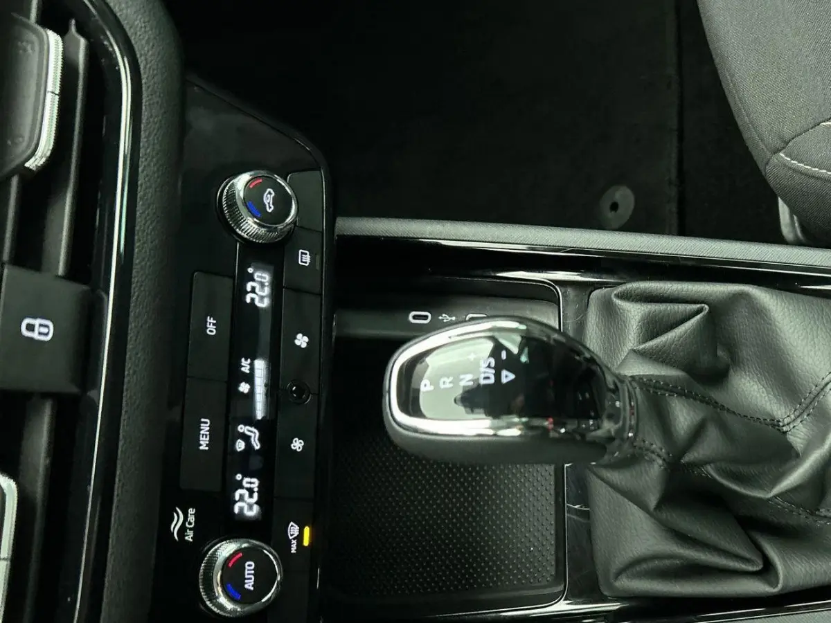 1.0 TSI Business Edition Automaat Navigatie Climate control Cruise control LED Keyless Start  Achteruitrijcamera Parkeersensoren Apple Carplay/ Android Auto Radio