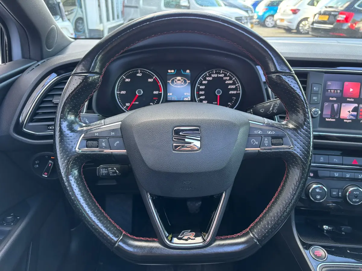 2.0 TDI FR Business Intense | Trekhaak | Pano | Apple Carplay | Sfeerverlichting