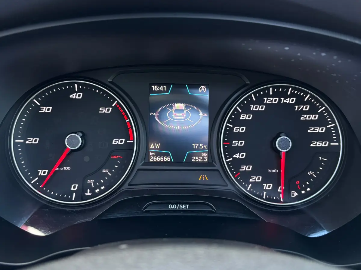 2.0 TDI FR Business Intense | Trekhaak | Pano | Apple Carplay | Sfeerverlichting