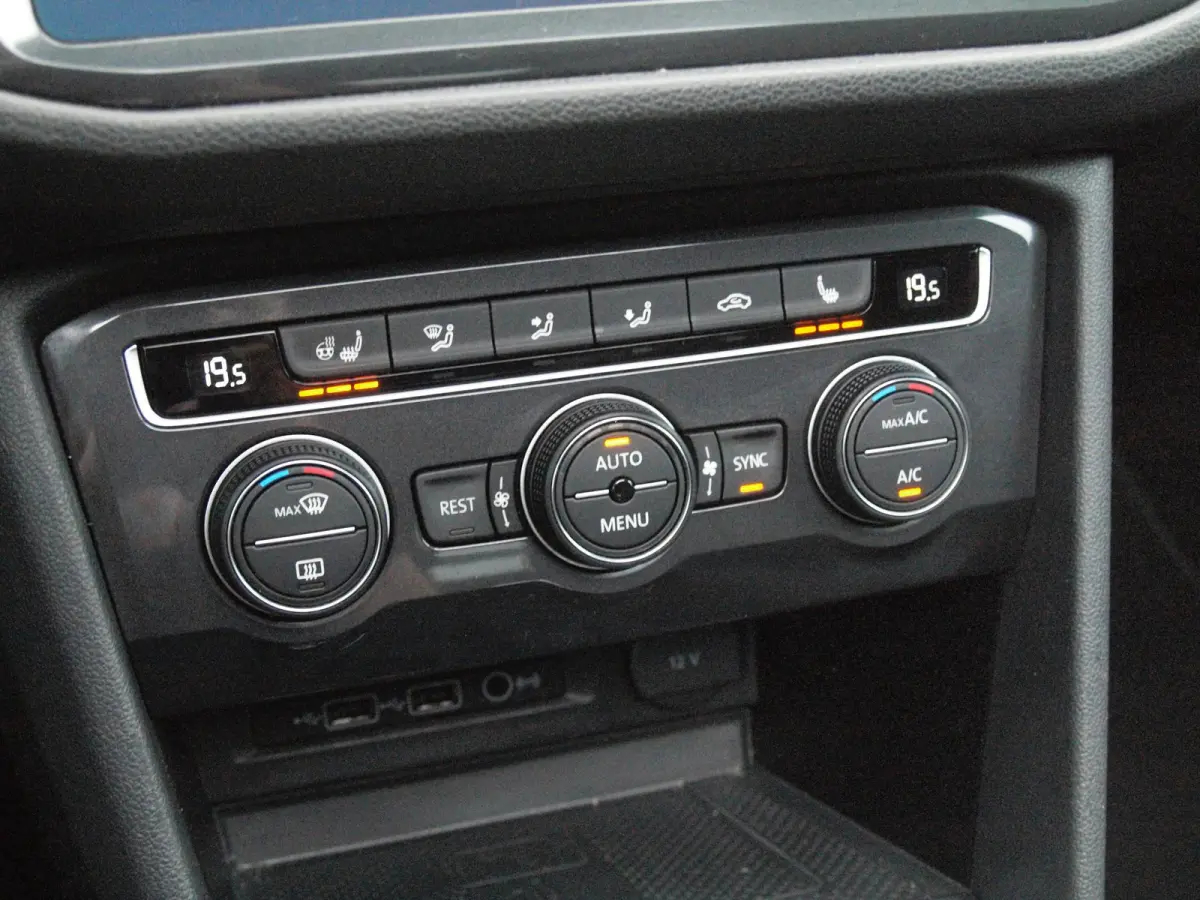 1.5 TSI Highline Business R 7p. | Panoramadak | Trekhaak | Camera | Sfeerverlichting | Apple Carplay | NL-Auto |