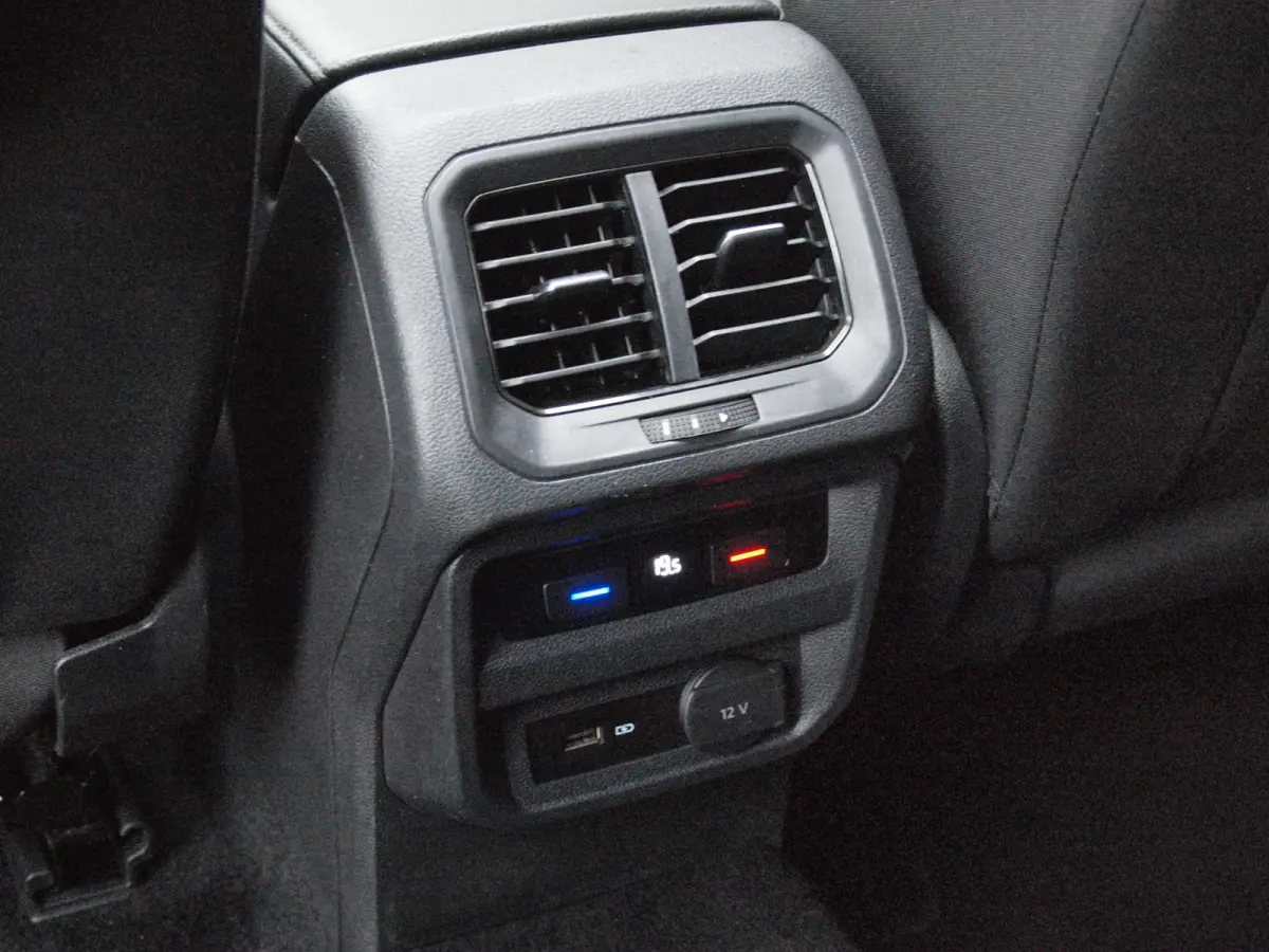 1.5 TSI Highline Business R 7p. | Panoramadak | Trekhaak | Camera | Sfeerverlichting | Apple Carplay | NL-Auto |