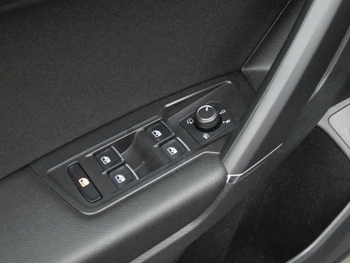 1.5 TSI Highline Business R 7p. | Panoramadak | Trekhaak | Camera | Sfeerverlichting | Apple Carplay | NL-Auto |