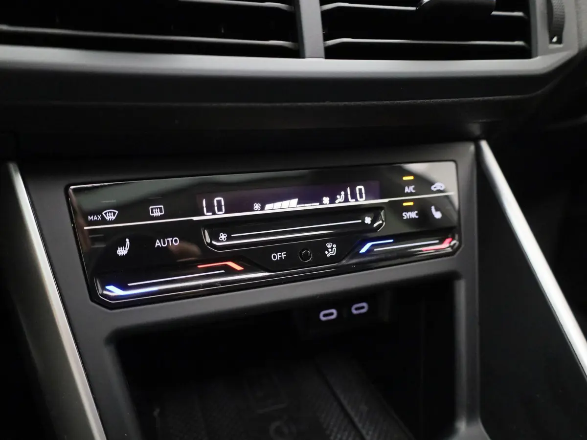 1.0 TSI Life Business 95 PK | Panoramadak | Navigatie | Climate Control | Stoelverwarming | LED Matrix | Parkeersensoren | Apple Carplay | Android Auto | Adaptive Cruise Control |