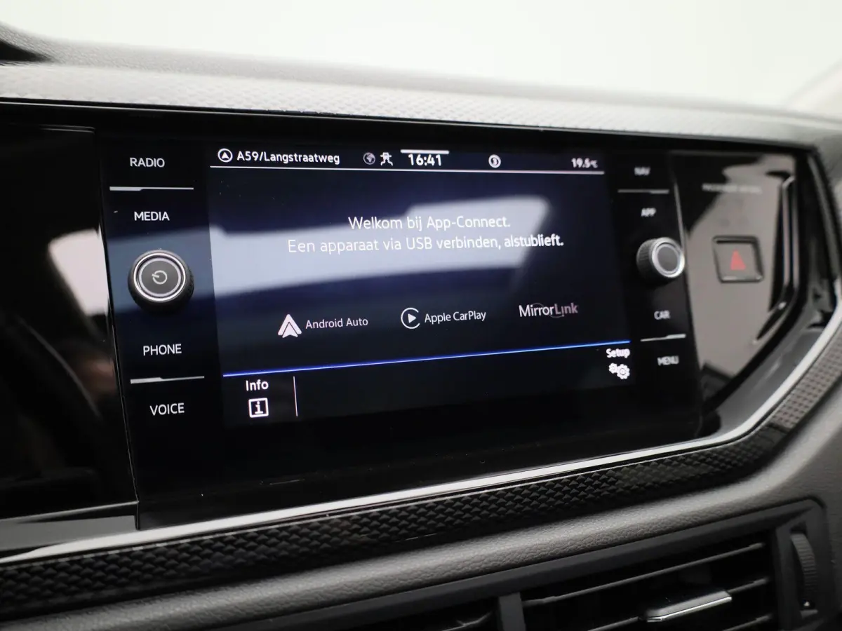 1.0 TSI Life Business 95 PK | Panoramadak | Navigatie | Climate Control | Stoelverwarming | LED Matrix | Parkeersensoren | Apple Carplay | Android Auto | Adaptive Cruise Control |