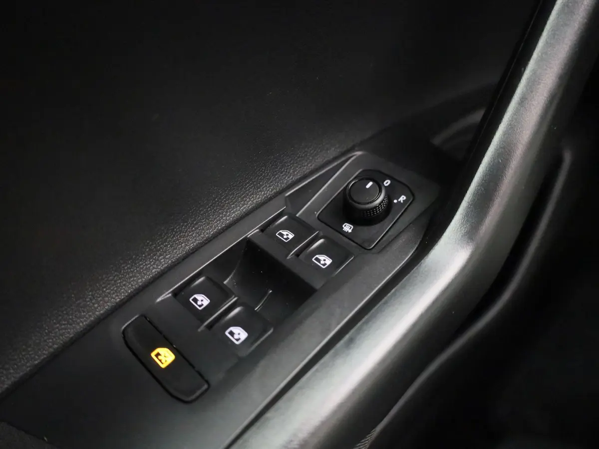 1.0 TSI Life Business 95 PK | Panoramadak | Navigatie | Climate Control | Stoelverwarming | LED Matrix | Parkeersensoren | Apple Carplay | Android Auto | Adaptive Cruise Control |