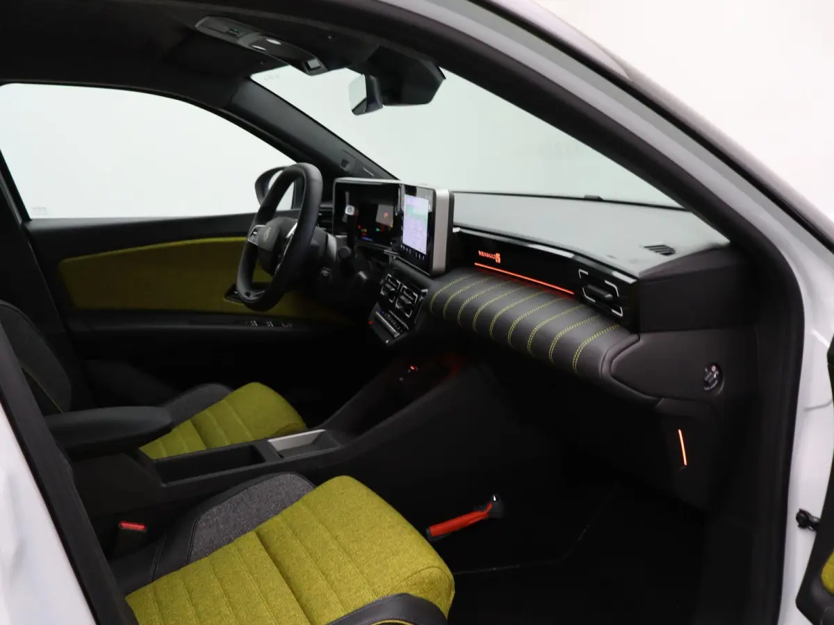 iconic cinq 150 pk comfort range | Pack Safety & Advanced Driving Assist | Harman Kardon |