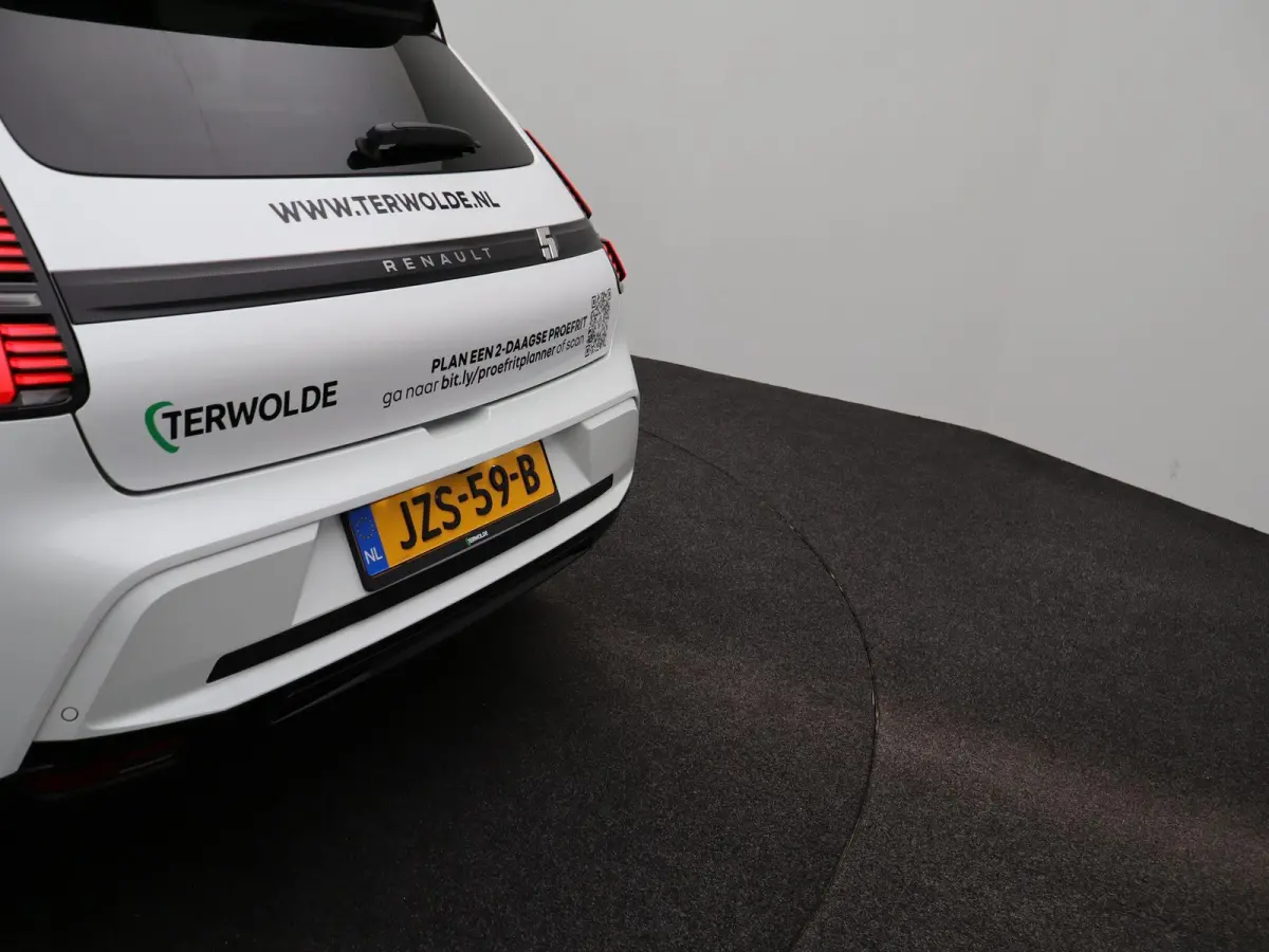 iconic cinq 150 pk comfort range | Pack Safety & Advanced Driving Assist | Harman Kardon |