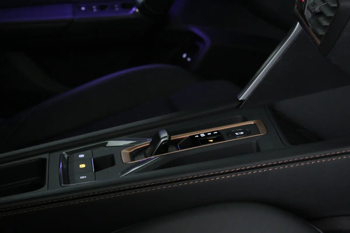 1.5 TSI e-Hybrid Business > 126km WLTP/SOH 98.6%/360°camera/Travel Assist/Midnight Black