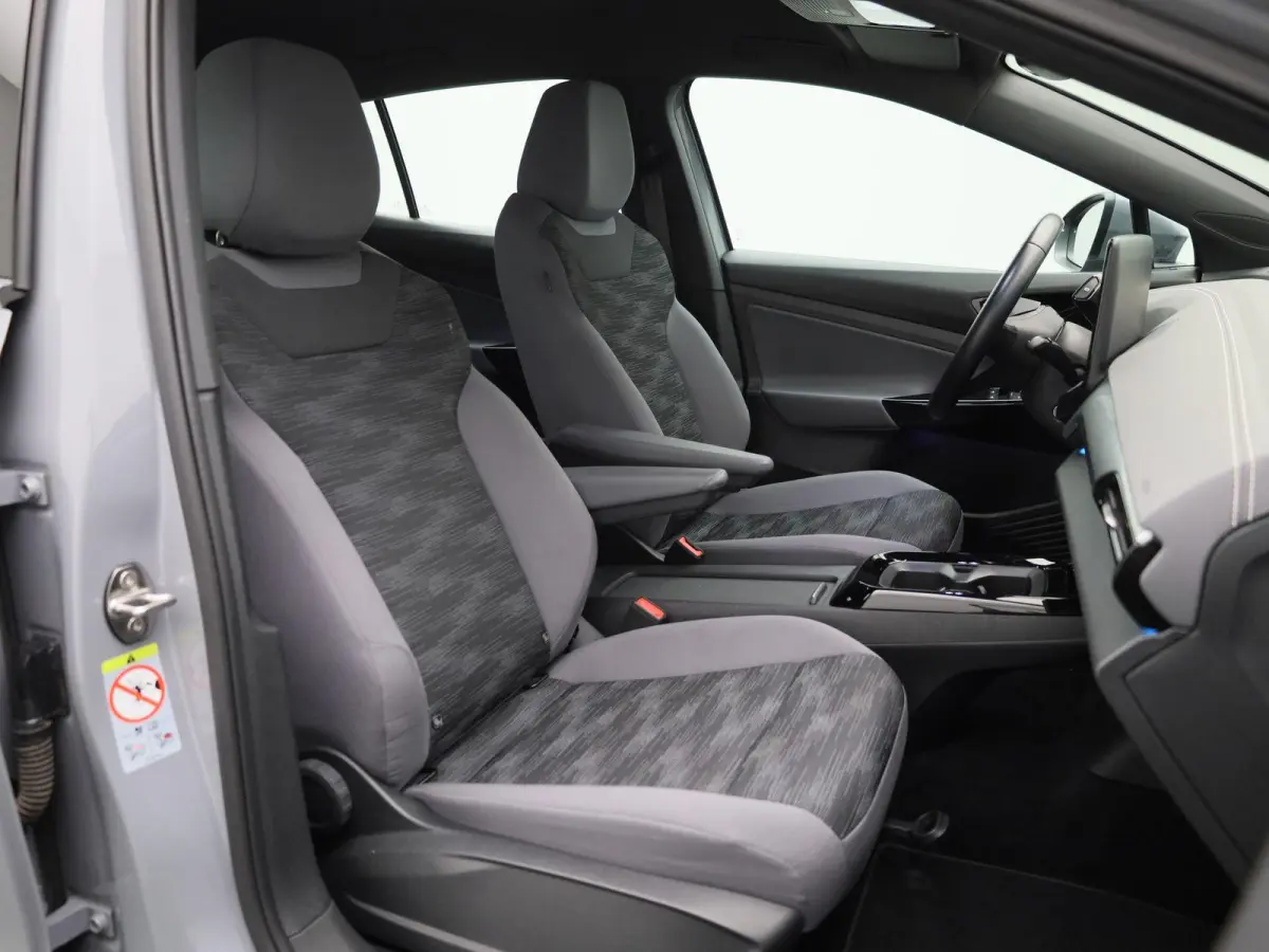ID.5 Pro Advantage 77 kWh 204 PK| Navigatie | Stoelverwarming | Stuurwielverwarming | Parkeersensoren | 19 Inch Velgen