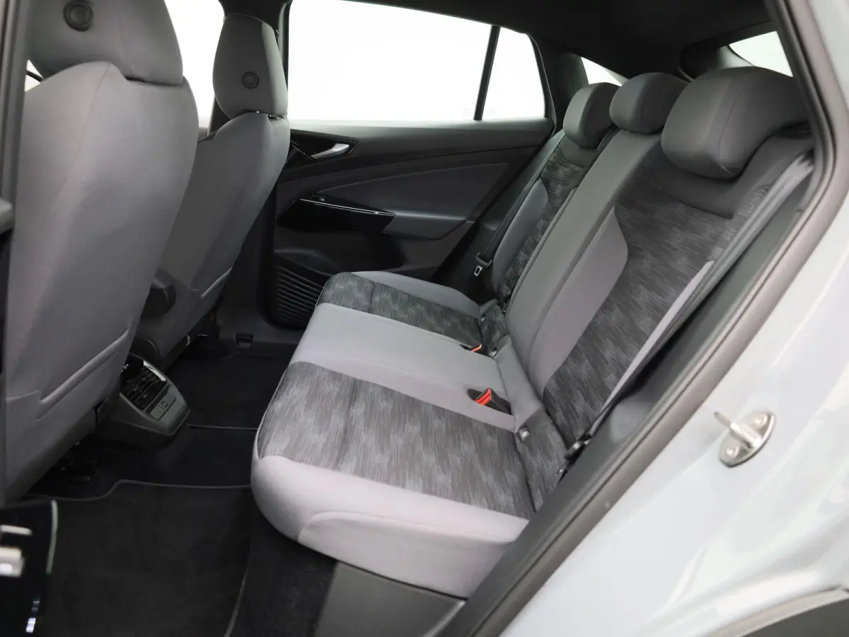 ID.5 Pro Advantage 77 kWh 204 PK| Navigatie | Stoelverwarming | Stuurwielverwarming | Parkeersensoren | 19 Inch Velgen