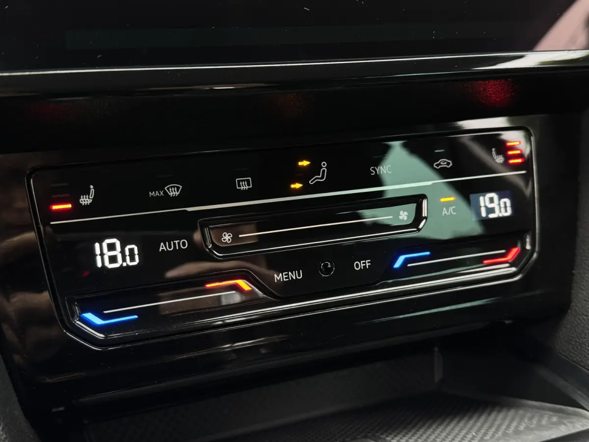 GTE 218PK DSG HYBRID BUSINESS SPORT ALCANTARA/CAMERA/NAVI/IQ-LIGHT