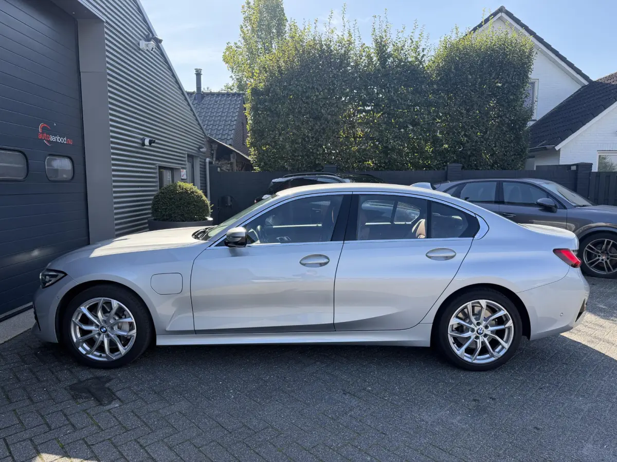 330e High Executive | Camera | Navigatie | Memory Stoelen | Lederen Bekleding | Stoelverwarming |