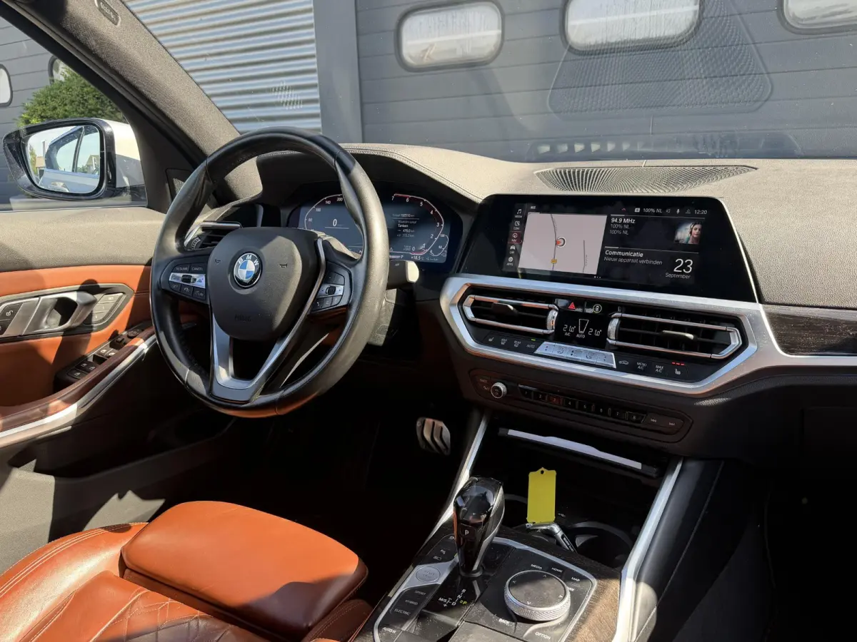 330e High Executive | Camera | Navigatie | Memory Stoelen | Lederen Bekleding | Stoelverwarming |