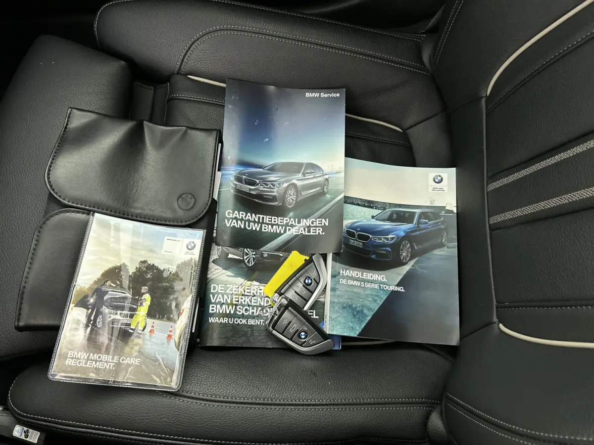 520i High Exe. M-Sport Pano-dak/Leder/Camera/Keyless Entry