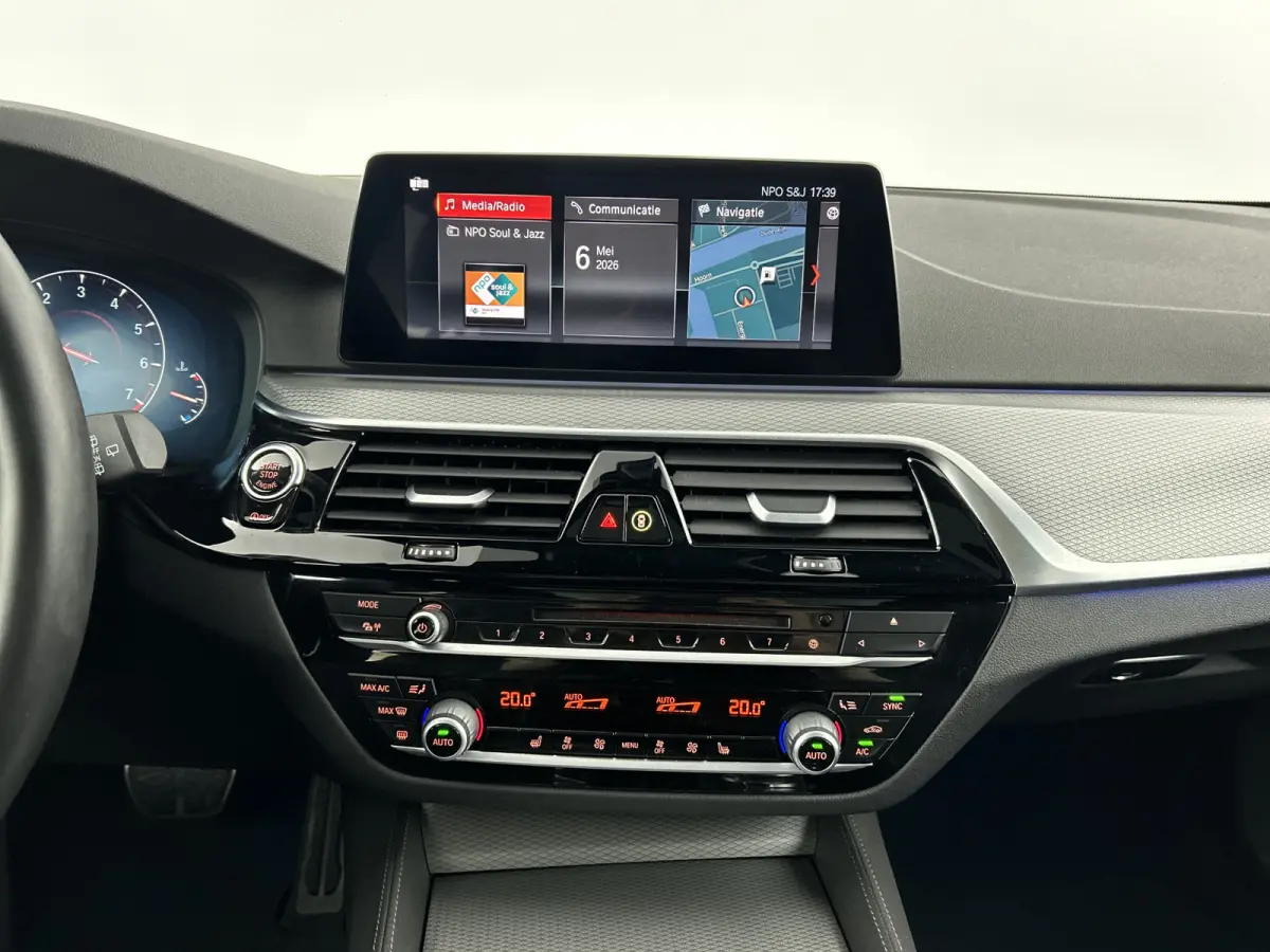 520i High Exe. M-Sport Pano-dak/Leder/Camera/Keyless Entry