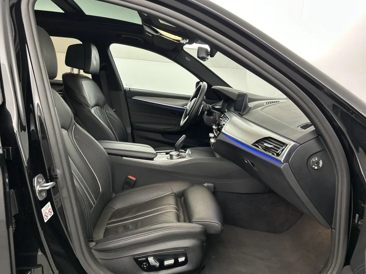 520i High Exe. M-Sport Pano-dak/Leder/Camera/Keyless Entry