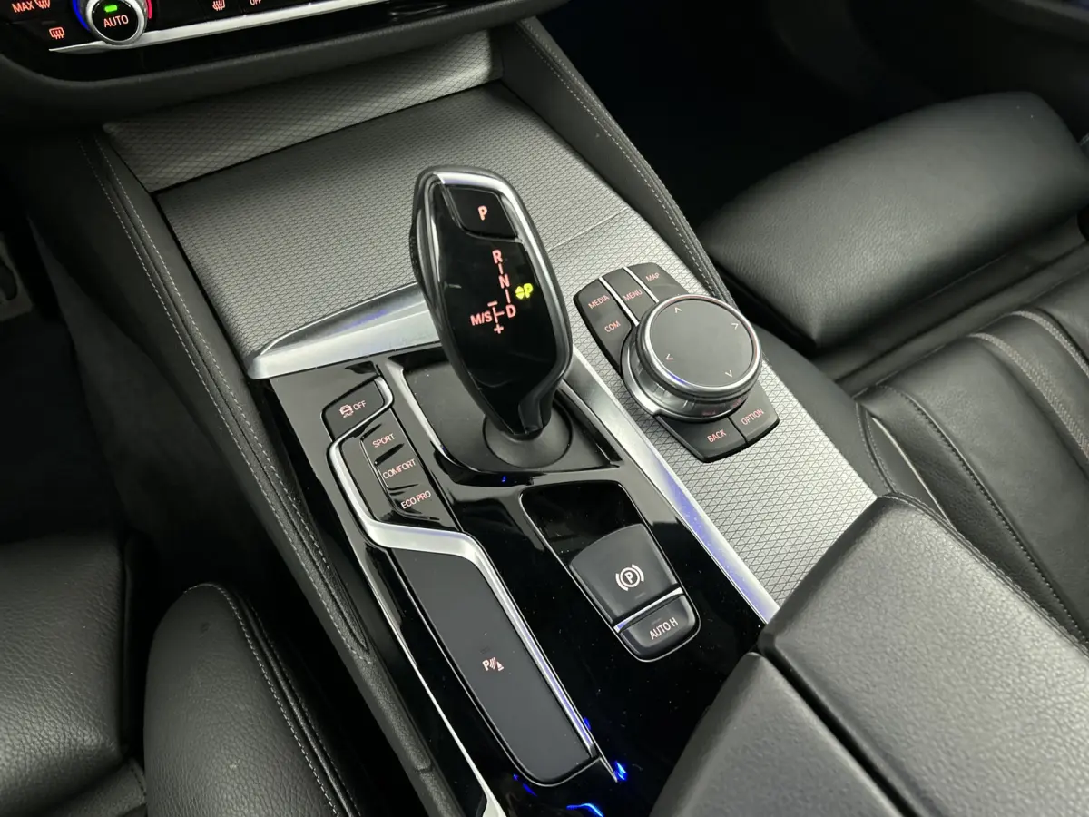 520i High Exe. M-Sport Pano-dak/Leder/Camera/Keyless Entry