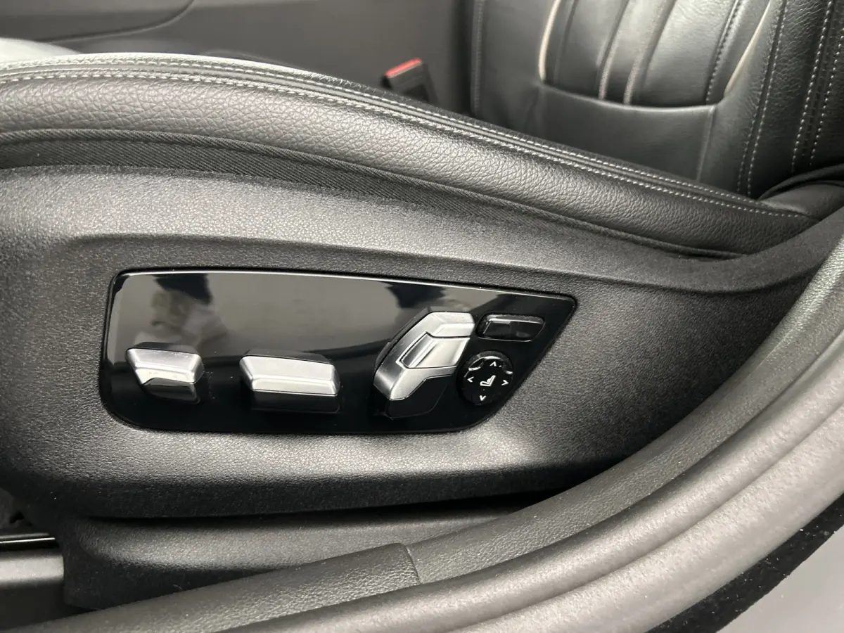 520i High Exe. M-Sport Pano-dak/Leder/Camera/Keyless Entry