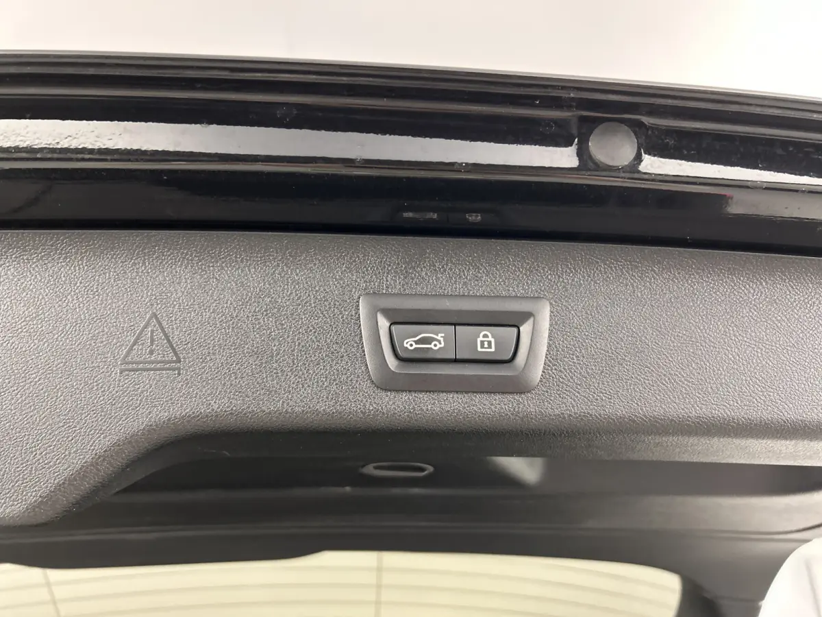 520i High Exe. M-Sport Pano-dak/Leder/Camera/Keyless Entry