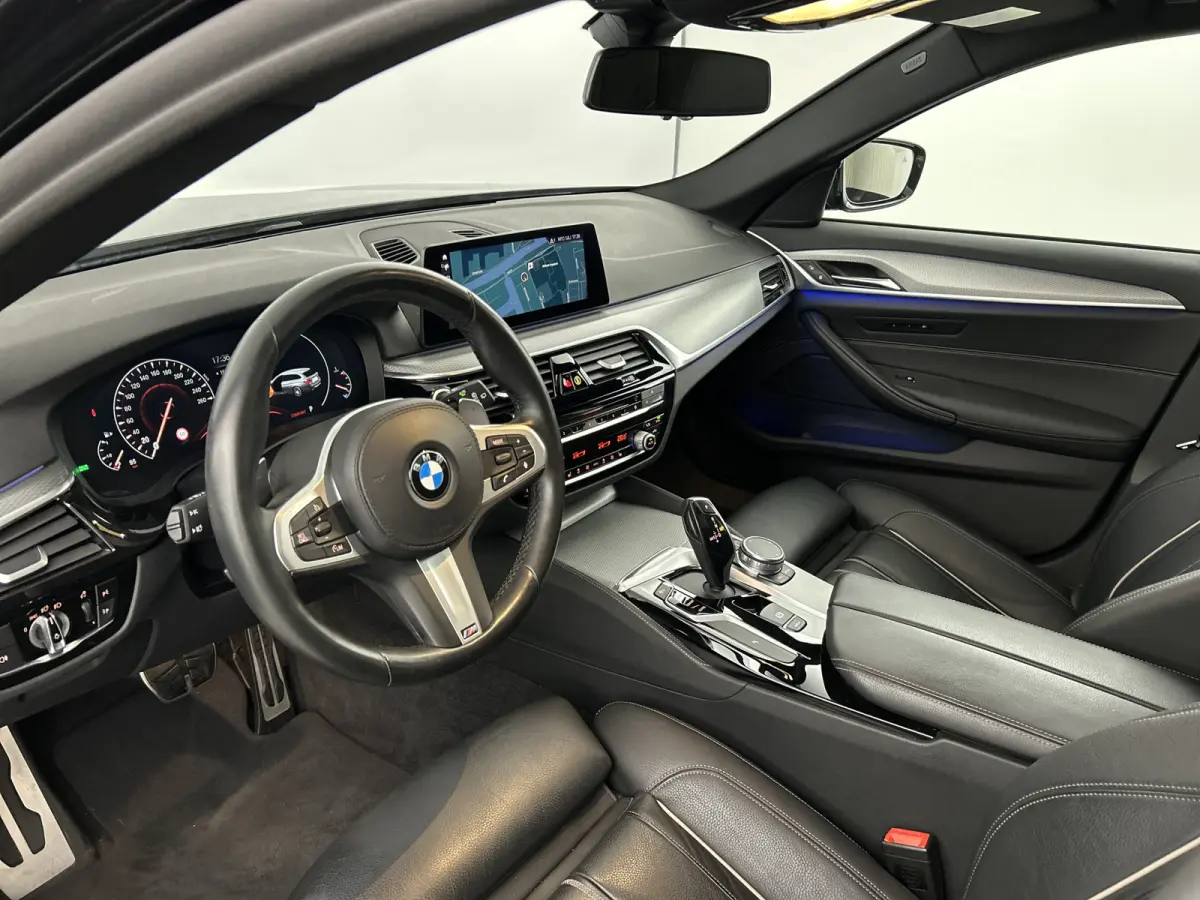 520i High Exe. M-Sport Pano-dak/Leder/Camera/Keyless Entry