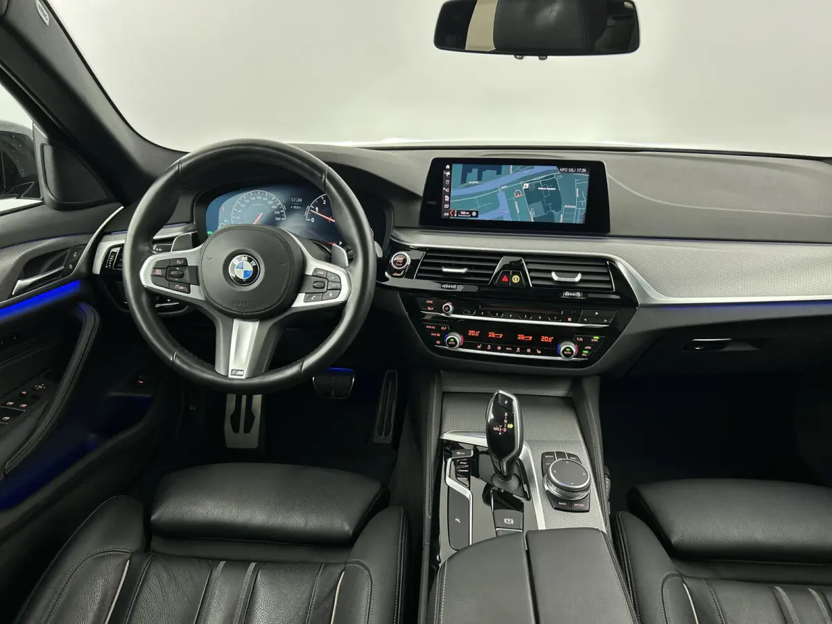 520i High Exe. M-Sport Pano-dak/Leder/Camera/Keyless Entry