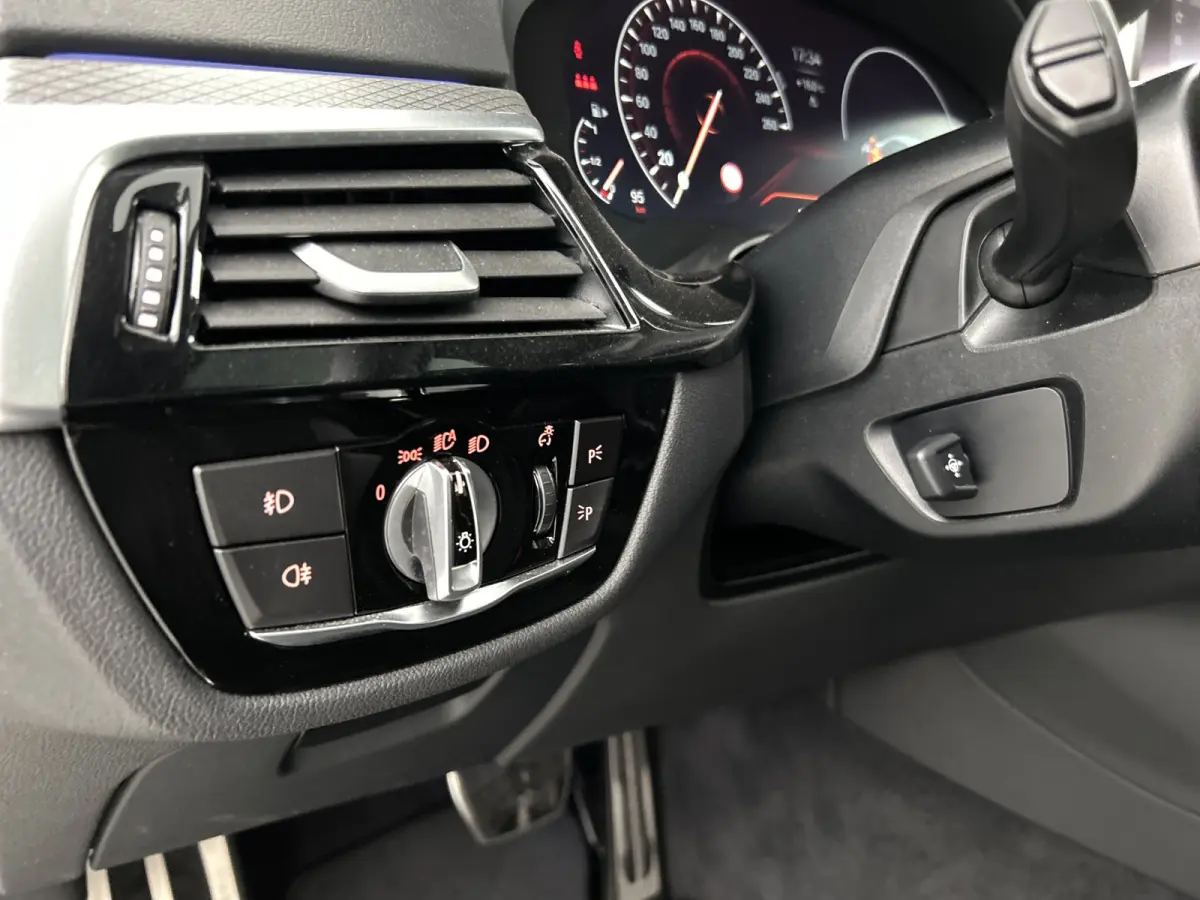520i High Exe. M-Sport Pano-dak/Leder/Camera/Keyless Entry