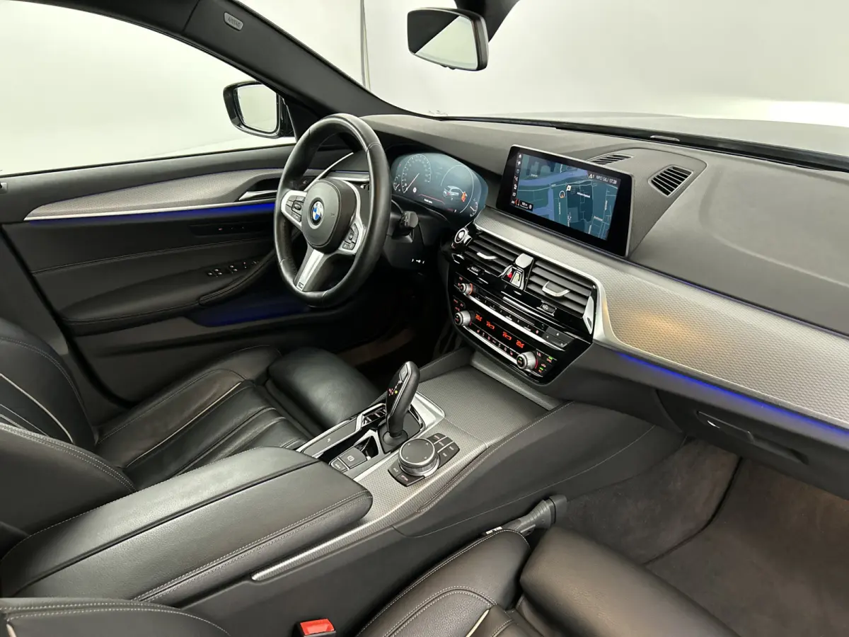 520i High Exe. M-Sport Pano-dak/Leder/Camera/Keyless Entry