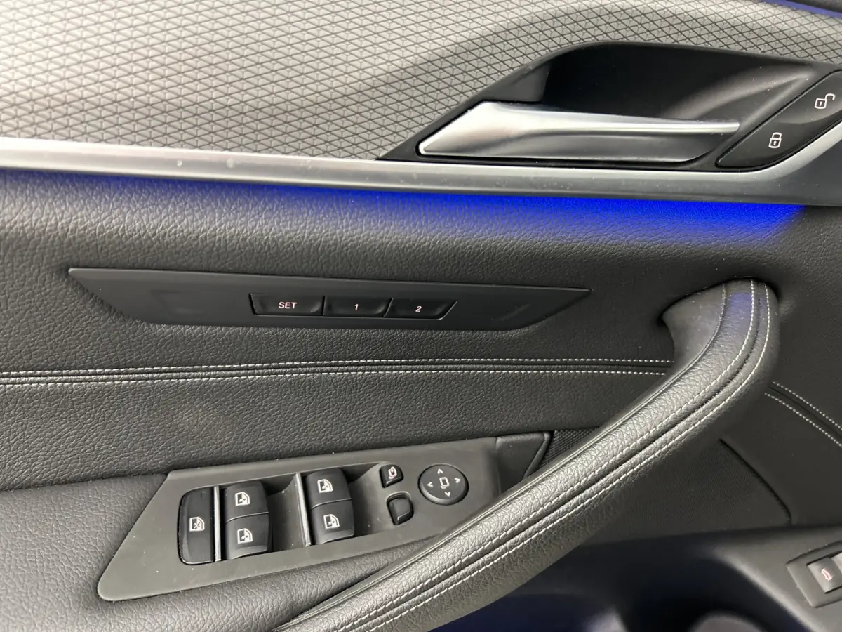 520i High Exe. M-Sport Pano-dak/Leder/Camera/Keyless Entry