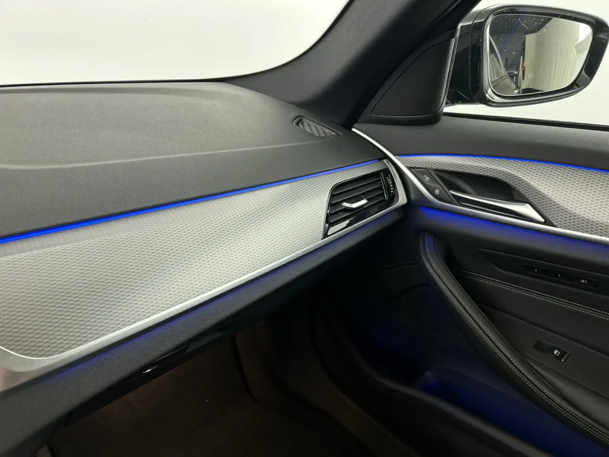 520i High Exe. M-Sport Pano-dak/Leder/Camera/Keyless Entry