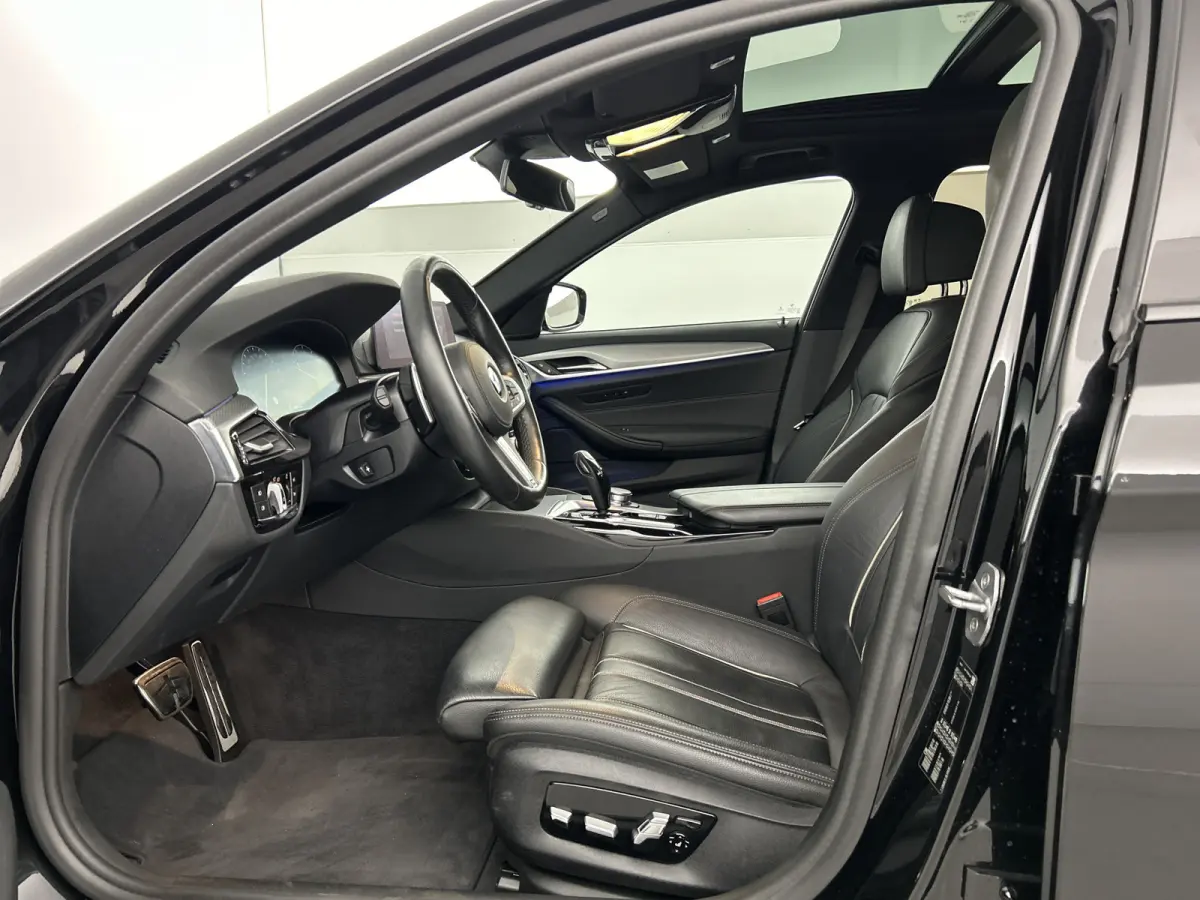 520i High Exe. M-Sport Pano-dak/Leder/Camera/Keyless Entry