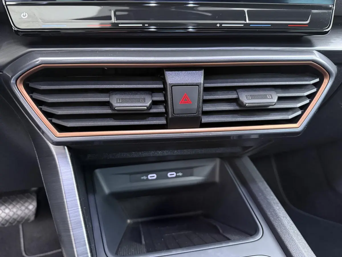 1.4 e-Hybrid Business Edition | Adapt. Cruise | Parkeercamera | Stoelverw. |