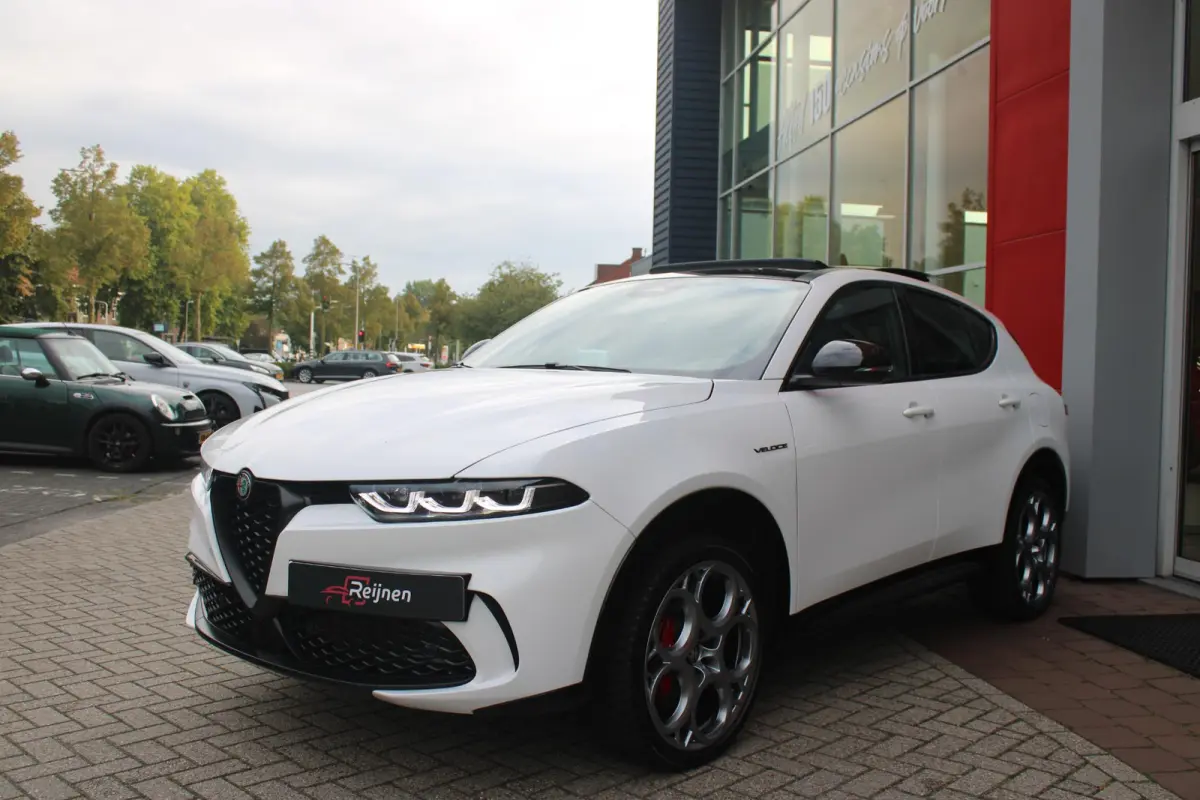 1.3T 280PK PHEV VELOCE | PANORAMISCH SCHUIF/KANTEL DAK | PREMIUM PACK: LEDEREN BEKLEDING/GEVENTILEERDE VOORSTOELEN/4-VOUDIG ELEKTRISCH VERSTELBARE LENDESTEUN VOORSTOELEN/HOOGGLANS ZWARTE RAA