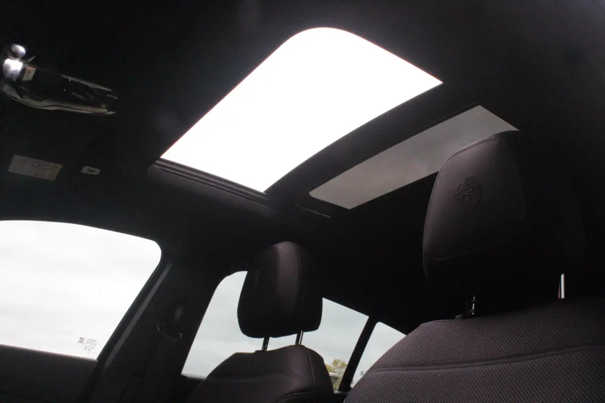 1.3T 280PK PHEV VELOCE | PANORAMISCH SCHUIF/KANTEL DAK | PREMIUM PACK: LEDEREN BEKLEDING/GEVENTILEERDE VOORSTOELEN/4-VOUDIG ELEKTRISCH VERSTELBARE LENDESTEUN VOORSTOELEN/HOOGGLANS ZWARTE RAA