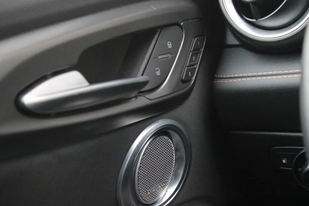 1.3T 280PK PHEV VELOCE | PANORAMISCH SCHUIF/KANTEL DAK | PREMIUM PACK: LEDEREN BEKLEDING/GEVENTILEERDE VOORSTOELEN/4-VOUDIG ELEKTRISCH VERSTELBARE LENDESTEUN VOORSTOELEN/HOOGGLANS ZWARTE RAA