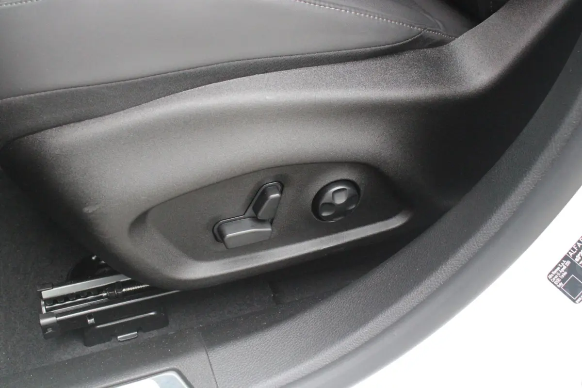 1.3T 280PK PHEV VELOCE | PANORAMISCH SCHUIF/KANTEL DAK | PREMIUM PACK: LEDEREN BEKLEDING/GEVENTILEERDE VOORSTOELEN/4-VOUDIG ELEKTRISCH VERSTELBARE LENDESTEUN VOORSTOELEN/HOOGGLANS ZWARTE RAA