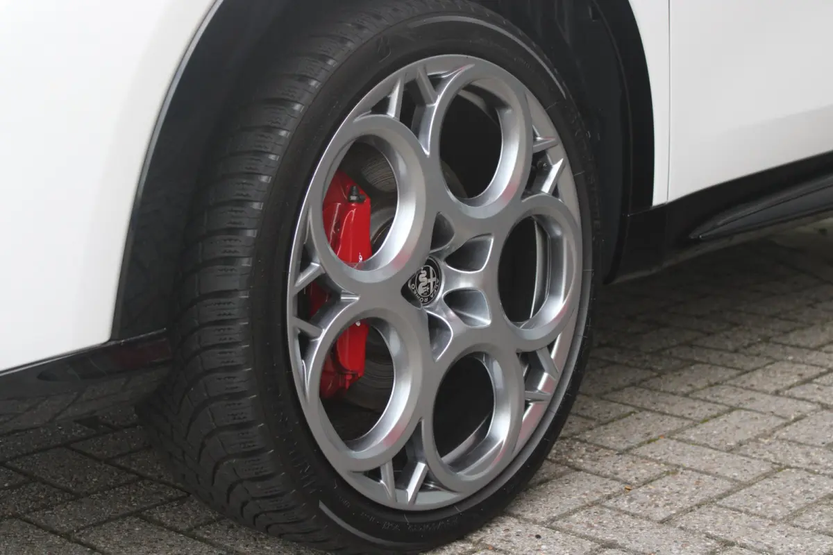1.3T 280PK PHEV VELOCE | PANORAMISCH SCHUIF/KANTEL DAK | PREMIUM PACK: LEDEREN BEKLEDING/GEVENTILEERDE VOORSTOELEN/4-VOUDIG ELEKTRISCH VERSTELBARE LENDESTEUN VOORSTOELEN/HOOGGLANS ZWARTE RAA