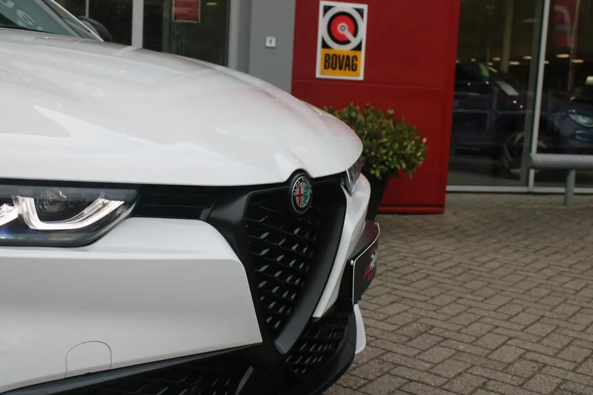 1.3T 280PK PHEV VELOCE | PANORAMISCH SCHUIF/KANTEL DAK | PREMIUM PACK: LEDEREN BEKLEDING/GEVENTILEERDE VOORSTOELEN/4-VOUDIG ELEKTRISCH VERSTELBARE LENDESTEUN VOORSTOELEN/HOOGGLANS ZWARTE RAA