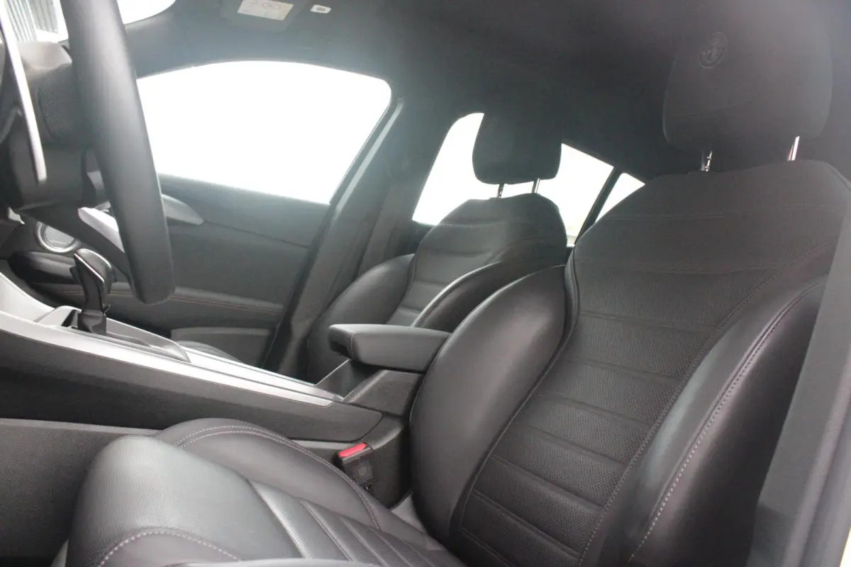 1.3T 280PK PHEV VELOCE | PANORAMISCH SCHUIF/KANTEL DAK | PREMIUM PACK: LEDEREN BEKLEDING/GEVENTILEERDE VOORSTOELEN/4-VOUDIG ELEKTRISCH VERSTELBARE LENDESTEUN VOORSTOELEN/HOOGGLANS ZWARTE RAA