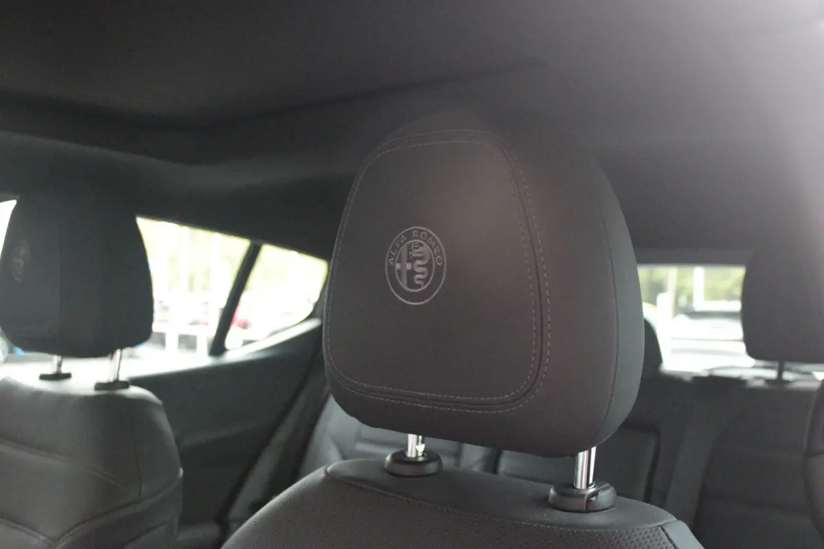 1.3T 280PK PHEV VELOCE | PANORAMISCH SCHUIF/KANTEL DAK | PREMIUM PACK: LEDEREN BEKLEDING/GEVENTILEERDE VOORSTOELEN/4-VOUDIG ELEKTRISCH VERSTELBARE LENDESTEUN VOORSTOELEN/HOOGGLANS ZWARTE RAA