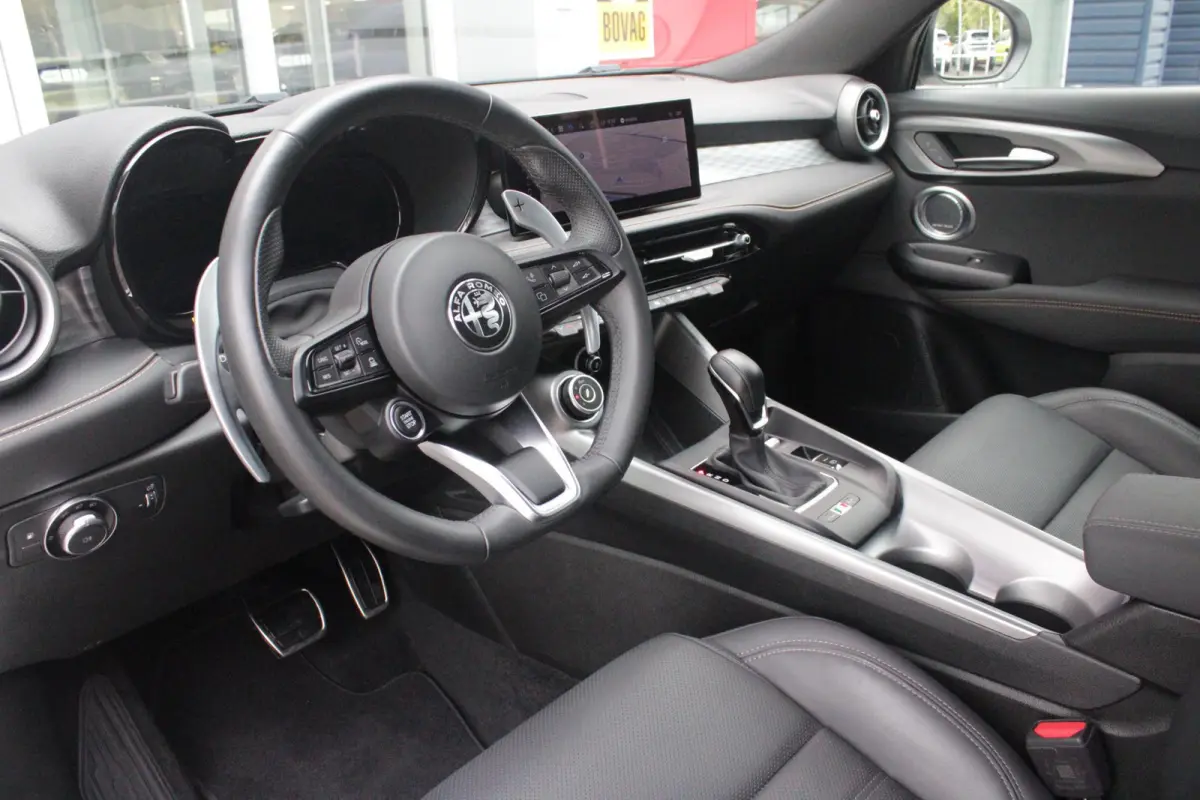 1.3T 280PK PHEV VELOCE | PANORAMISCH SCHUIF/KANTEL DAK | PREMIUM PACK: LEDEREN BEKLEDING/GEVENTILEERDE VOORSTOELEN/4-VOUDIG ELEKTRISCH VERSTELBARE LENDESTEUN VOORSTOELEN/HOOGGLANS ZWARTE RAA
