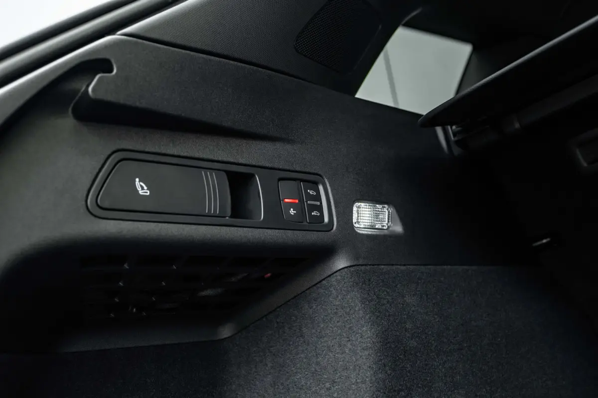 S edition 83 kWh / 252 pk | Adaptive air suspension | Adaptive cruise control | Audi sound system