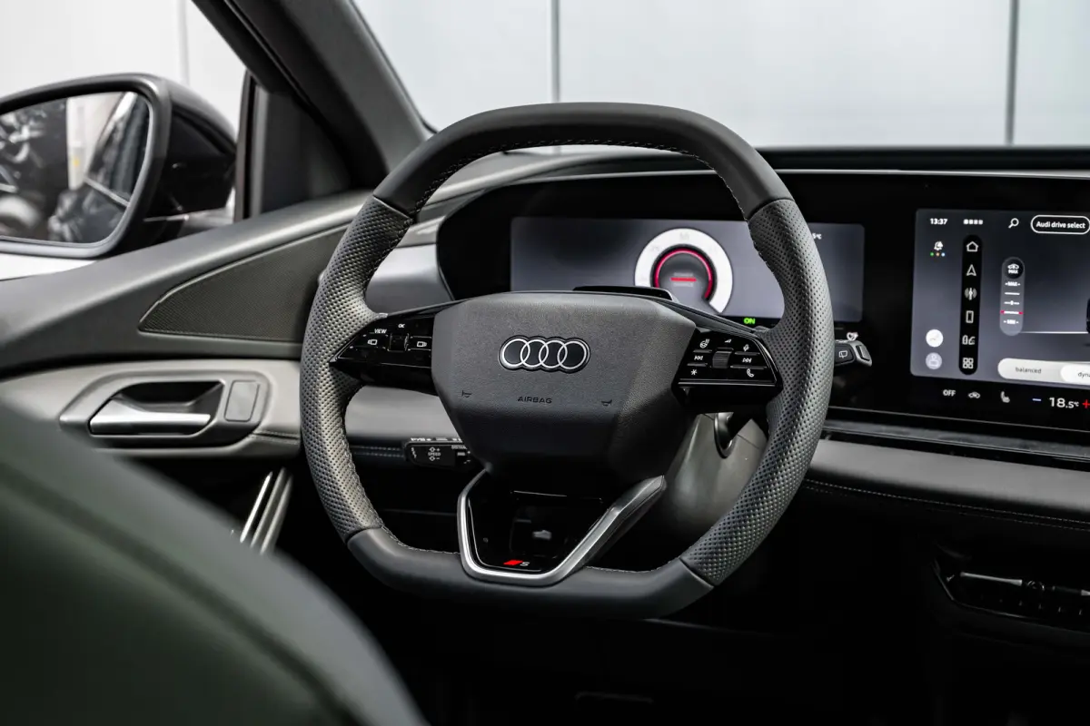S edition 83 kWh / 252 pk | Adaptive air suspension | Adaptive cruise control | Audi sound system