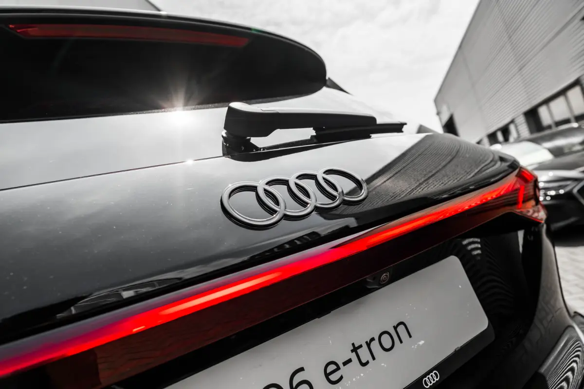 S edition 83 kWh / 252 pk | Adaptive air suspension | Adaptive cruise control | Audi sound system